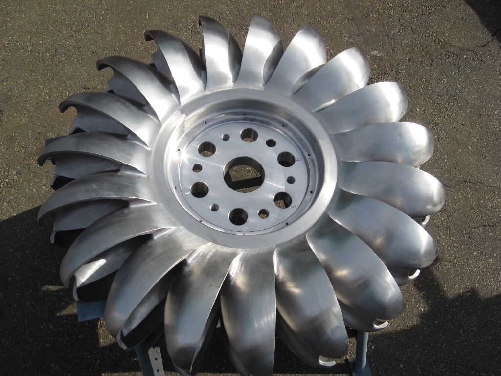 Pelton hydraulic turbine runner